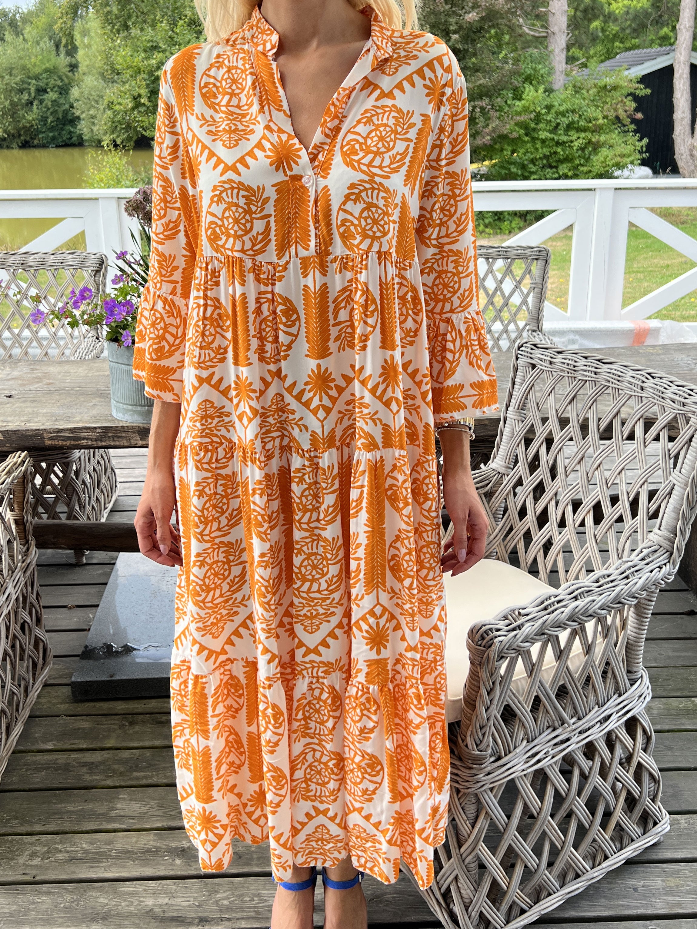 Petra - Lång vit viskosskjorta med färgat mönster